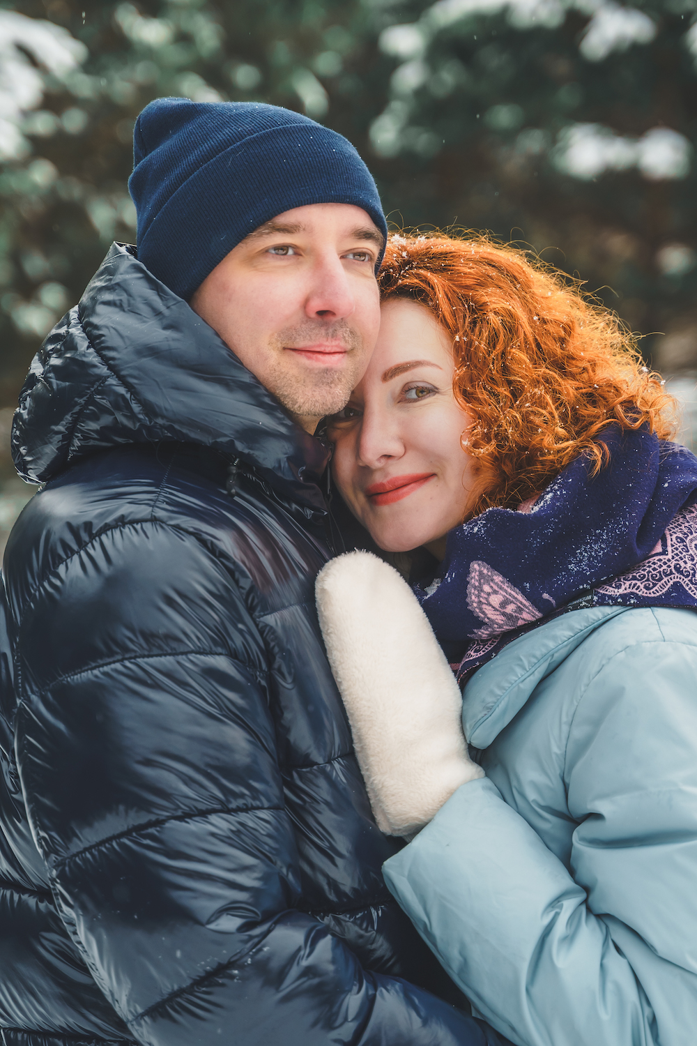 Couple d'&acirc;ge m&ucirc;r heureux, symbole d'une rencontre r&eacute;ussie gr&acirc;ce &agrave; des services personnalis&eacute;s